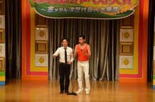 決勝戦でのエルシャラカーニ。怖い話の漫才を披露。