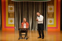 バイきんぐ。レストランの注文のコントを披露。