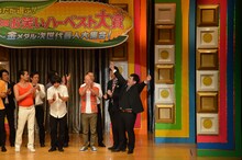 優勝が決定した瞬間の三拍子（右）。