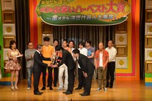 木村祐一からトロフィーを受け取る三拍子。