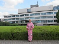 RGが3カ月だけ勤めた大手企業の前でにこやかに記念撮影。