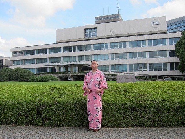 RGが3カ月だけ勤めた大手企業の前でにこやかに記念撮影。