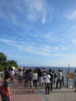 「一色さかな市場」の海岸に突如現れたアバター。