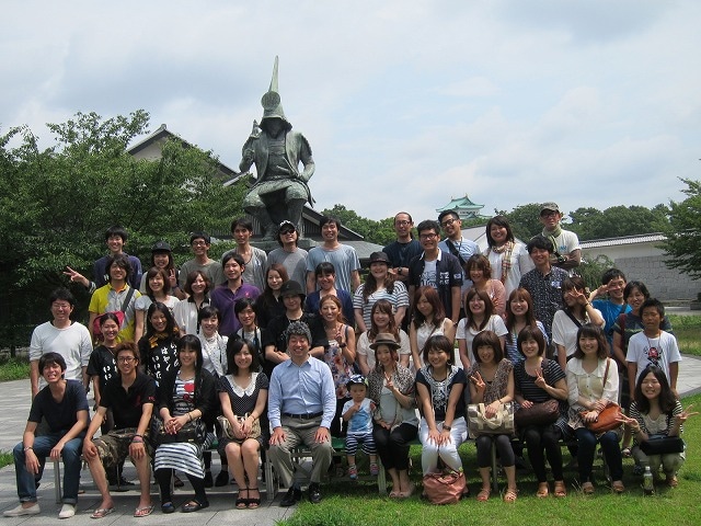 レイザーラモンRGのバスツアー「RGが3ヶ月だけ勤めた大手企業の本社がある愛知県をあるあるを歌いながら巡るミステリーバスツアー」の集合写真。