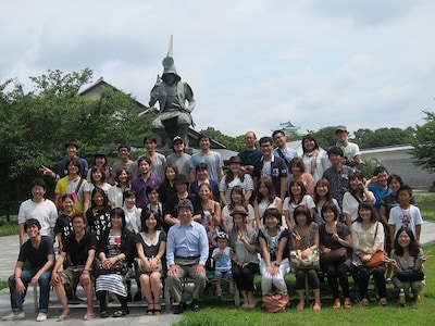 レイザーラモンRGのバスツアー「RGが3ヶ月だけ勤めた大手企業の本社がある愛知県をあるあるを歌いながら巡るミステリーバスツアー」の集合写真。