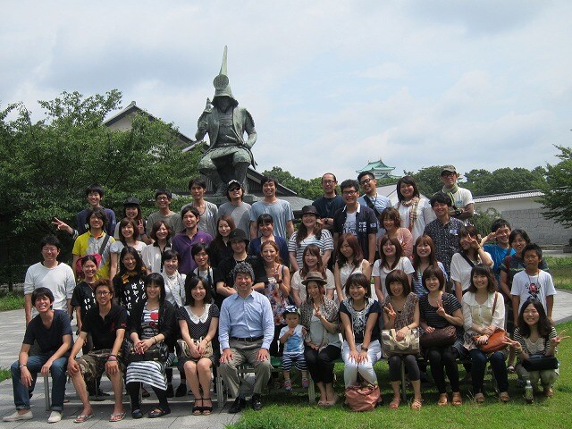 レイザーラモンRGのバスツアー「RGが3ヶ月だけ勤めた大手企業の本社がある愛知県をあるあるを歌いながら巡るミステリーバスツアー」の集合写真。