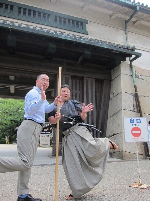 名古屋城で門番と記念撮影。