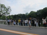 名古屋城が見えるベストスポットでRGとの記念撮影の順番待ちをする行列。