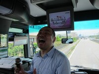 鳥山ロードで「CHA-LA HEAD-CHA-LA」を熱唱するRG。