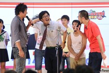 「イオン賞」を獲得した高校3年生のコンビ「しゃべり寿司」（中央）とスリムクラブ。