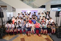 「ハイスクールマンザイ2012～H-1 甲子園～」関東地区予選の出演者達と、「イオン賞」を獲得したコンビ・しゃべり寿司（前列中央）、2人を挟んで写真撮影に応じるスリムクラブ。