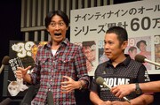 落ち武者を実演する矢部（左）。