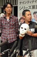 緊急来日した驚異の超能力者「オカ・ムラー」のマスクを手にする岡村（右）。