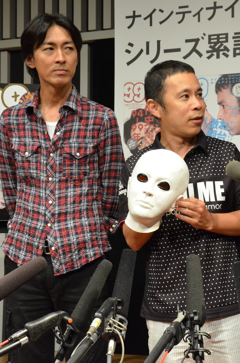 緊急来日した驚異の超能力者「オカ・ムラー」のマスクを手にする岡村（右）。