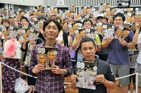 「『ナインティナインのオールナイトニッ本スペシャル ナイナイと99の超常現象 金＆銀』発売記念！ リスナー限定『宇宙パワー先行即売会』」を実施したナインティナインと集まったリスナー。