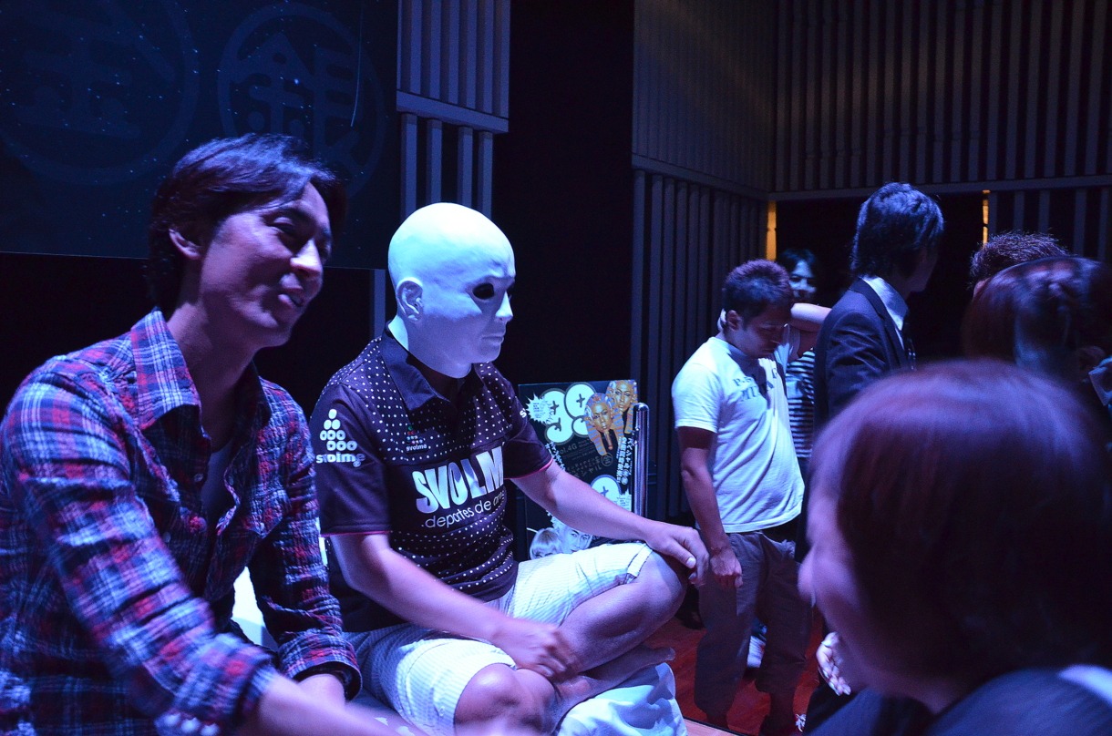 宇宙パワー先行即売会イベントの様子。左から、ナインティナイン矢部、オカ・ムラー。