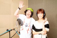レコーディングに臨むやついいちろう（左）と松本伊代（右）