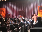 かわうそ君の恰好で現れたRGに会場は拍手喝采。拳を突き上げ登場を盛り上げた。