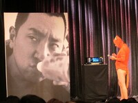 会場の下手にカラオケ機器。