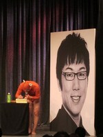 会場の上手に色紙。「この上手下手の移動がムダ」とゴエは散々ダメ出し。