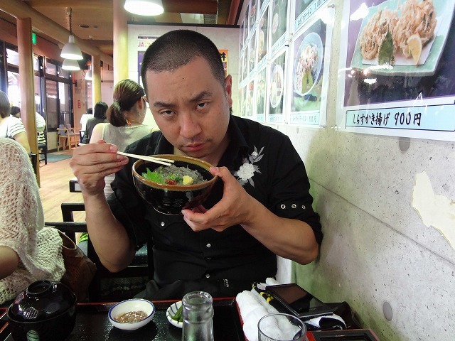 江の島でしらす丼を堪能するRG。