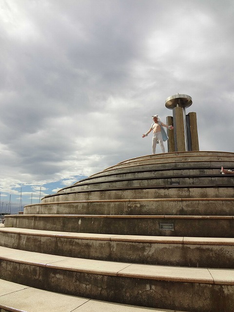 海上警備員に「誰？誰？」と言われ「俺のこれからのキャラなのに」とちょっと傷つくRG。前日のアバターに続き、ここでも子供に泣かれた。