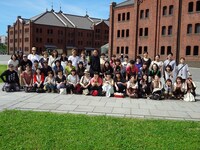 レイザーラモンRGのバスツアー「RGがいつかは住みたいと思ってる地域を下見しつつあるあるを歌いながら巡るミステリーバスツアー」集合写真。「3日間の連休をRGに捧げた」とRGに褒められた参加者も。