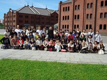 レイザーラモンRGのバスツアー「RGがいつかは住みたいと思ってる地域を下見しつつあるあるを歌いながら巡るミステリーバスツアー」集合写真。「3日間の連休をRGに捧げた」とRGに褒められた参加者も。