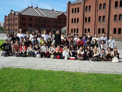 レイザーラモンRGのバスツアー「RGがいつかは住みたいと思ってる地域を下見しつつあるあるを歌いながら巡るミステリーバスツアー」集合写真。「3日間の連休をRGに捧げた」とRGに褒められた参加者も。