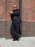 赤レンガ倉庫で舘ひろし「冷たい太陽」をBGMに「あぶない刑事」ごっこをするRG。