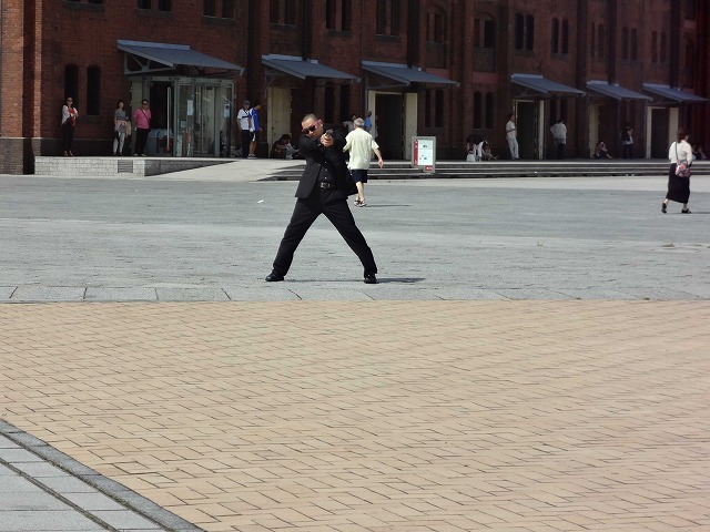 人目もはばからず犯人逮捕に向けて全力疾走のRG。