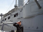 三笠公園で軍艦を前にあるあるを守る使命感に燃えるRG。