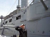 三笠公園で軍艦を前にあるあるを守る使命感に燃えるRG。