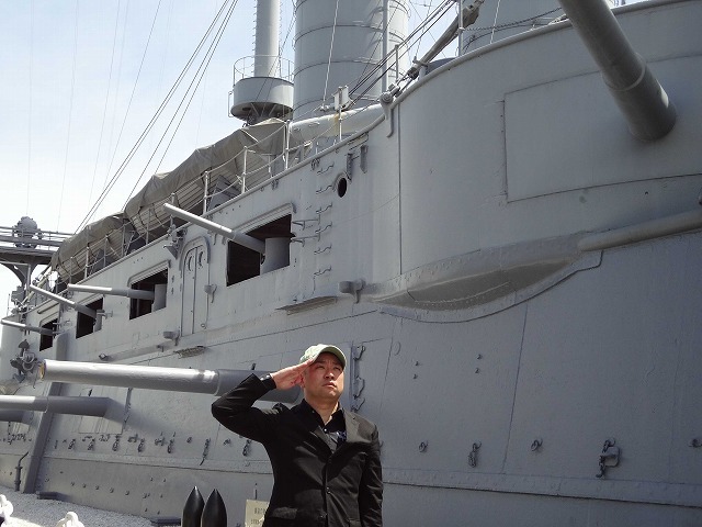 三笠公園で軍艦を前にあるあるを守る使命感に燃えるRG。