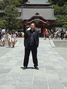 あぶない刑事の恰好が鶴岡八幡宮では歌舞伎役者の私服のようないでたちに。
