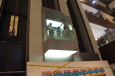 ガラス張りのエレベーターに乗って登場するバナナマンと大島麻衣。