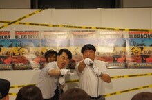 やってほしいギャグ第2位の「ノーフィアー」を披露するバナナマン。