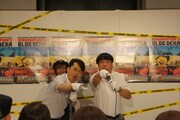 やってほしいギャグ第2位の「ノーフィアー」を披露するバナナマン。
