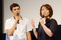 小島よしお（左）と杉田かおる（右）。