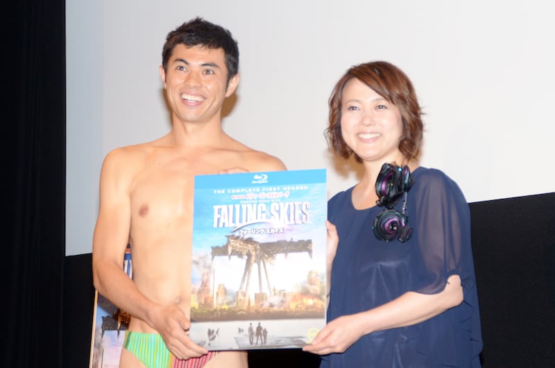 海外ドラマ「フォーリング スカイズ＜ファースト・シーズン＞」のBlu-ray＆DVDリリース記念特別試写会に登場した小島よしお（左）と杉田かおる（右）。