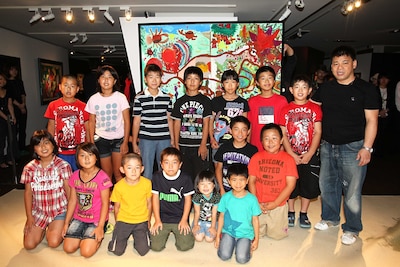 ジミー大西とワークショップに参加した子供達。