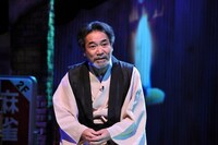 大会委員長の稲川淳二。