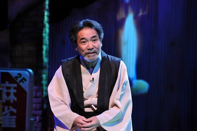 大会委員長の稲川淳二。