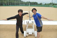 「Iwataniスペシャル　鳥人間コンテスト2012」の「滑空機部門」に「チーム吉本百周年」として参戦する間寛平（左）と南海キャンディーズ山里（右）。（ｃ）ytv