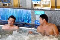 山口智充（右）と博多華丸（左）。