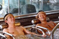 山口智充（右）と博多華丸（左）。