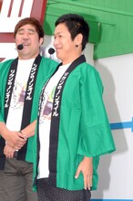 繰り出したギャグが不発だった後、直立不動となったはんにゃ川島。