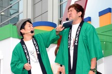 ペナルティ・ヒデ（左）。のツッコミを喉元に受ける諸見里大介（右）。