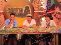 MCのロンドンブーツ1号2号・田村淳（右）、ケンドーコバヤシ（中央）、ゲストのFUJIWARA藤本（左）。