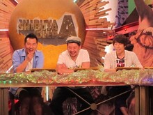 MCのロンドンブーツ1号2号・田村淳（右）、ケンドーコバヤシ（中央）、ゲストのFUJIWARA藤本（左）。